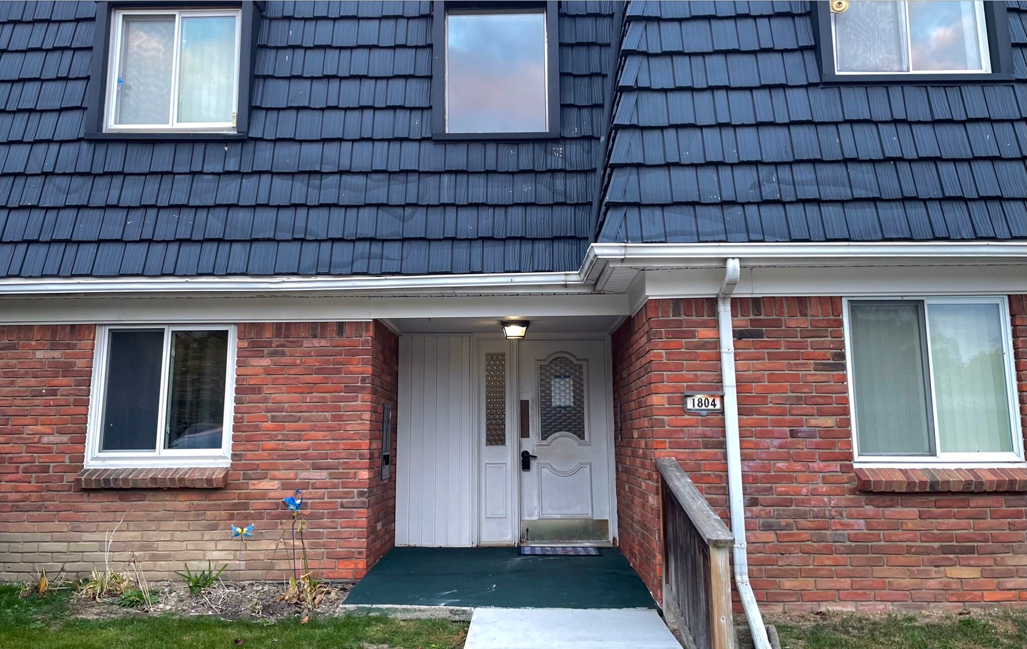 Building Photo - 1804 Colonial Village Way