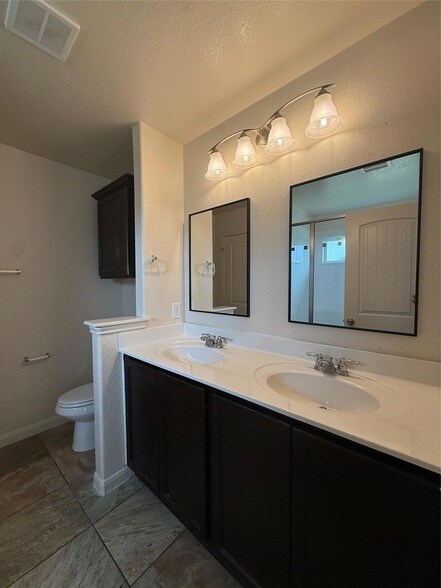 Building Photo - 201 N Hunting Lodge Ln