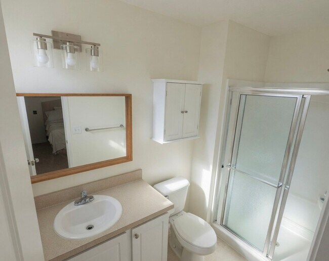 Building Photo - 3 Bed Updated Condo