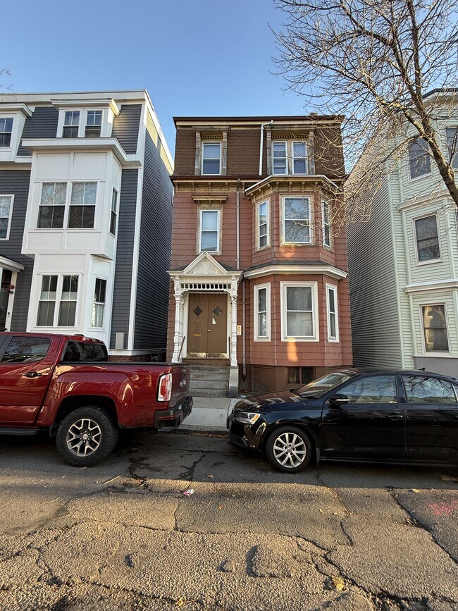 Building Photo - 215 Lexington St