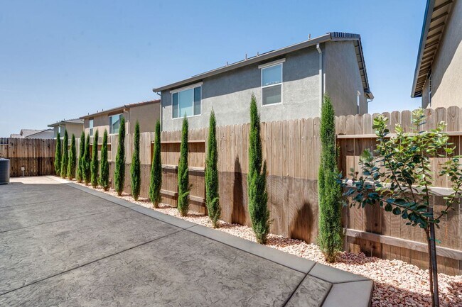 Building Photo - Never Lived In 4 Bedroom Home for Rent in Folsom Ranch!