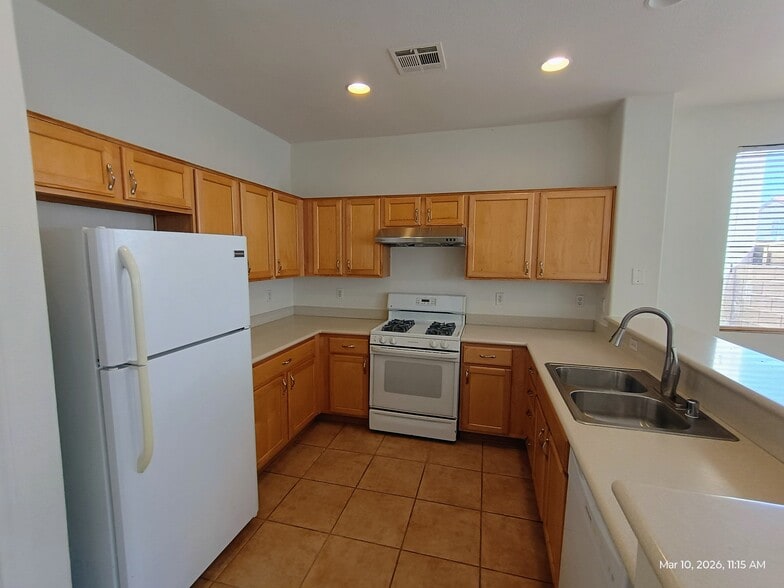 Building Photo - 7918 Mustang Canyon St