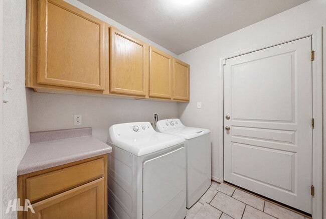 Building Photo - 10390 Fairway Dr