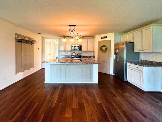 Building Photo - 4/2 with Community Amenities