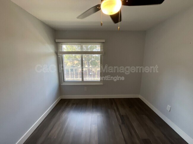 Building Photo - 915 Erie Cir