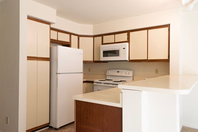 Primary Photo - 4 bedroom 2 bath apartment with washer and...