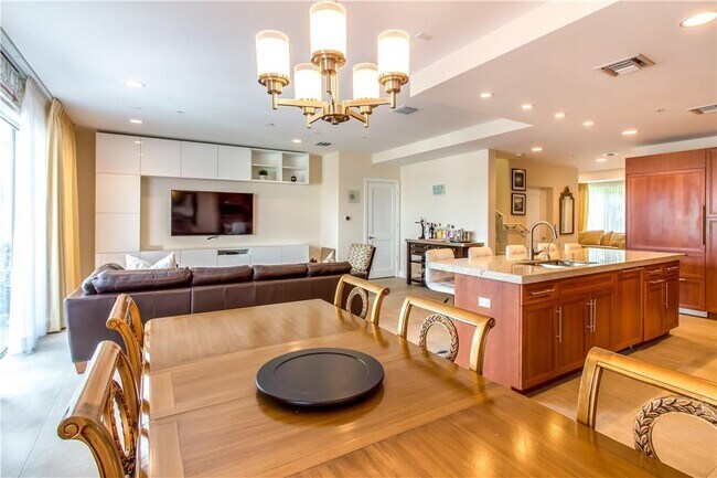 Building Photo - 340 Elm St