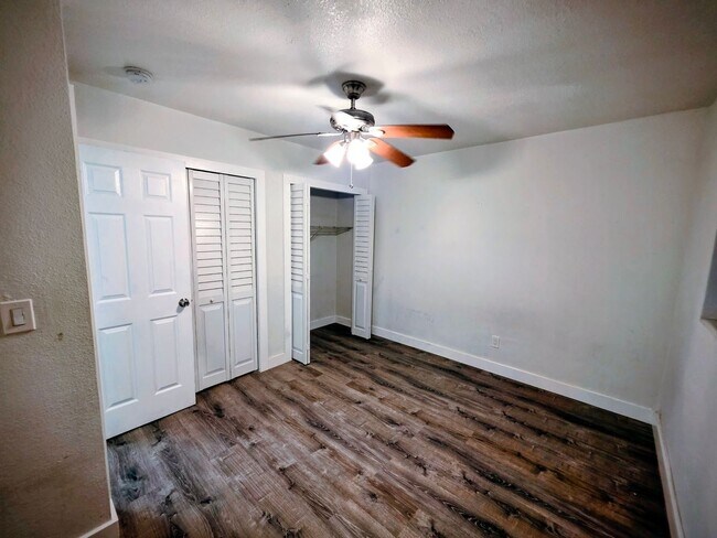 Building Photo - LC 13:22-24 SW 10th St