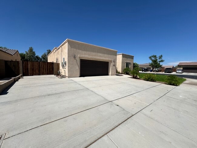 Building Photo - 5688 E 39th Pl