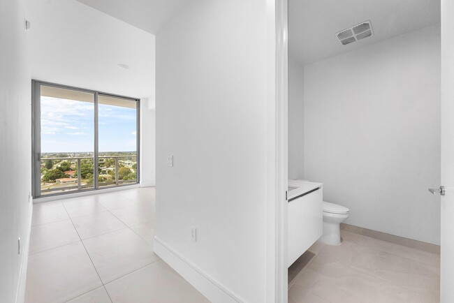 Building Photo - 220 Lake Shore Dr