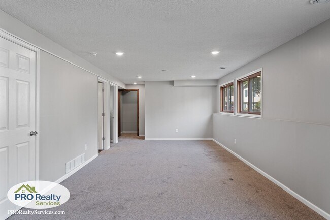 Building Photo - 4 Bedroom House in Eagan