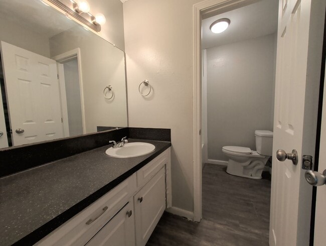 Building Photo - Updated Brookridge Townhome Available Now