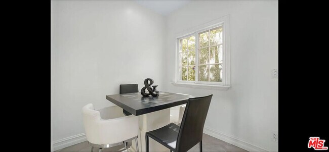 Building Photo - 9848 Vidor Dr