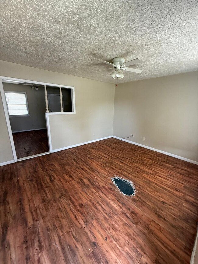 Building Photo - $0 First Month's Rent / $0 Deposit at Move-in