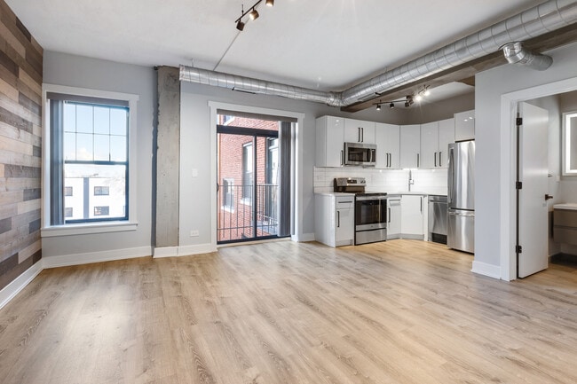 Building Photo - 7645 N Sheridan Rd