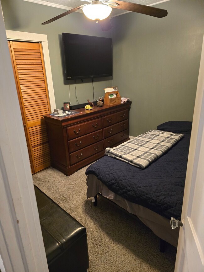 Building Photo - Bank Street