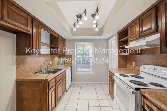 Building Photo - 6506/6508 E 90th St Duplex