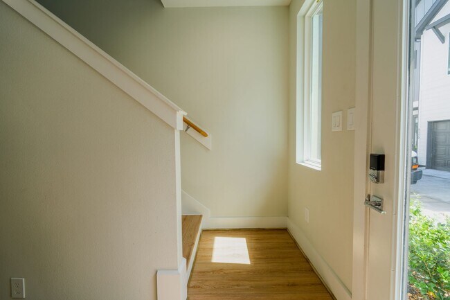 Building Photo - Modern Comfort in a Prime Location