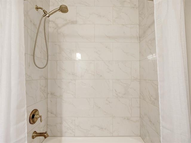 Building Photo - 2700 Gladstone Dr