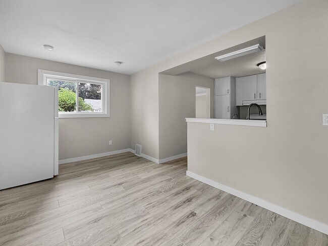 Building Photo - 2100 Dawson Ave NE