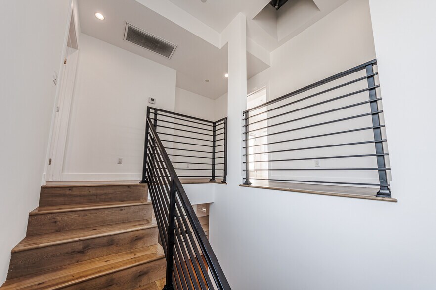 Building Photo - 705 N Benton Way