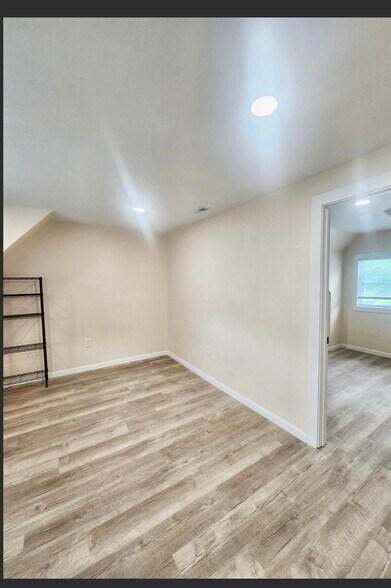 Building Photo - 3555 Lossing St