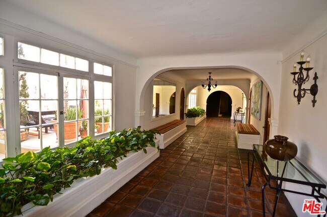 Building Photo - 1345 Hayworth Ave