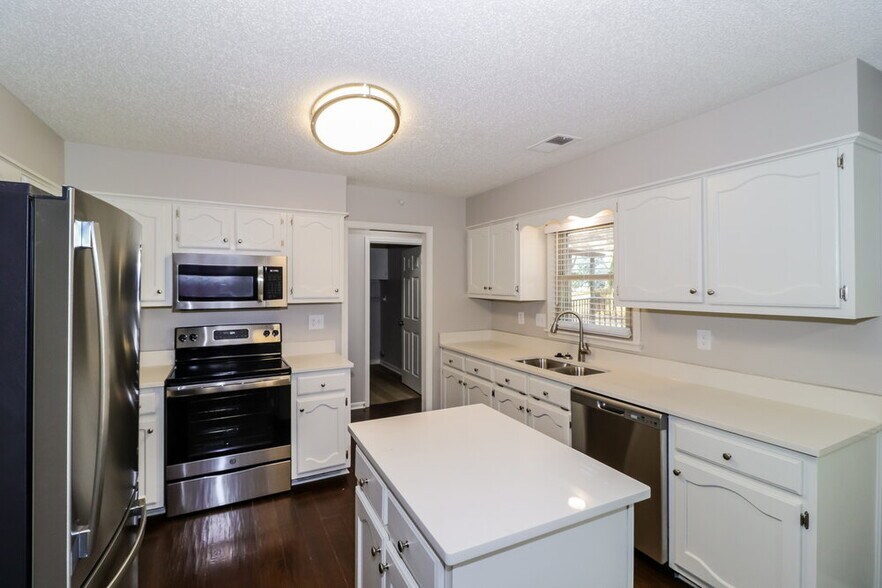 Building Photo - 2703 Twisted Oak Cove N