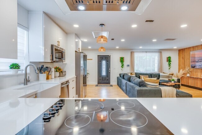 Building Photo - 1814 NW 14th Ave