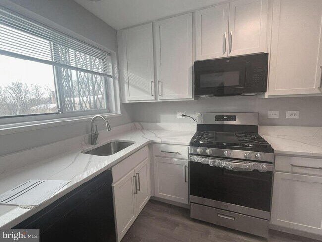 Building Photo - 10670 Weymouth St