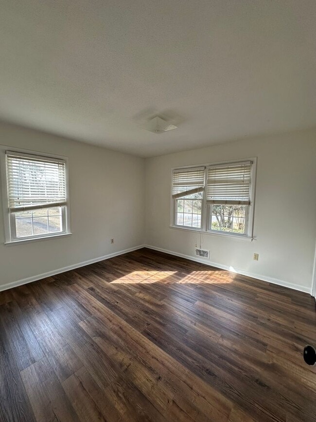 Building Photo - East-side home move-in ready