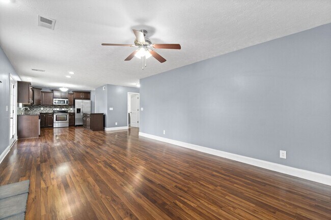 Building Photo - Pet Friendly Four Bedroom!