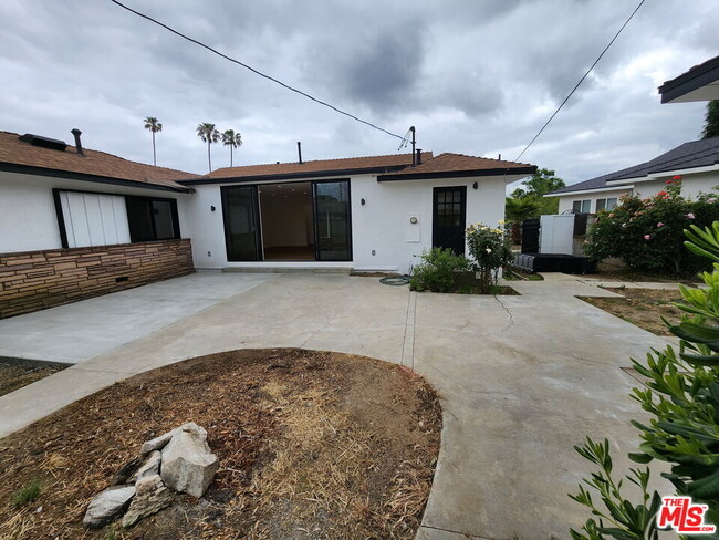 Building Photo - 6121 Sylvia Ave