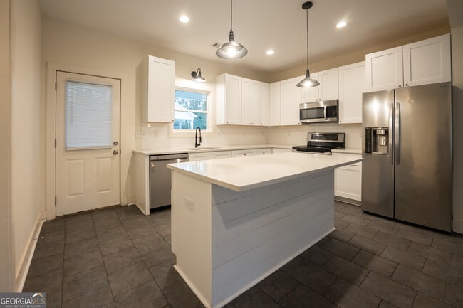 Building Photo - 1020 Bell Cir