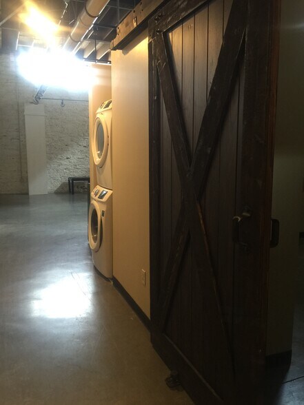 Building Photo - 585 Upper S St