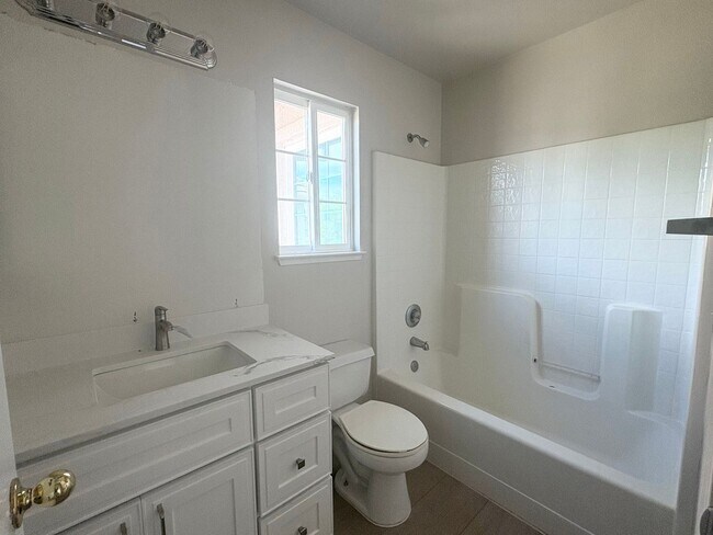 Building Photo - 3 Bedroom In Brentwood