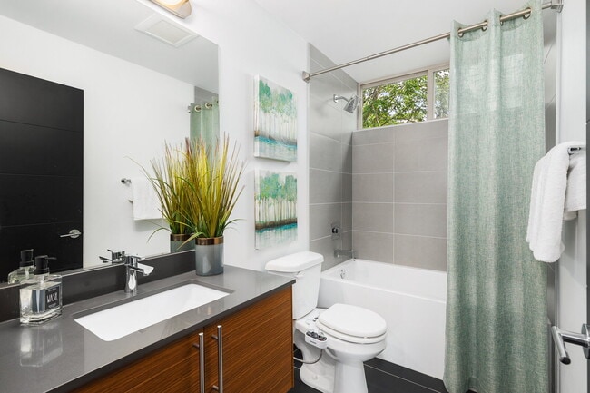 Building Photo - Spacious Judkins Park Townhouse- Parking-Lightrail