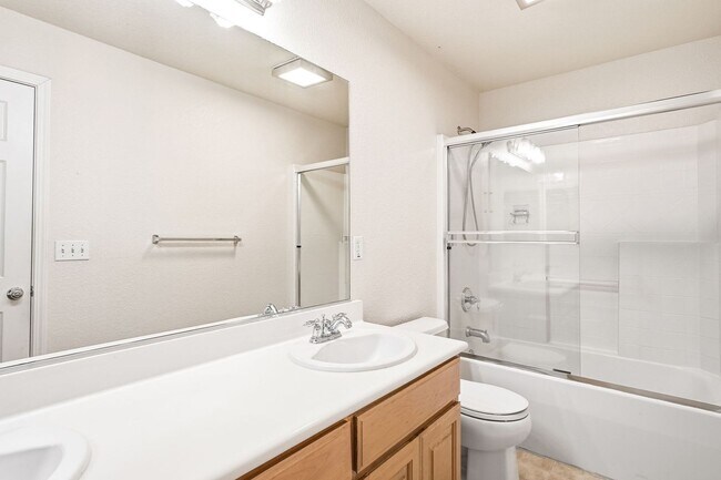 Building Photo - Beautiful single 4 Bed, 2.5 Bath Family Home in Quiet Neighborhood!
