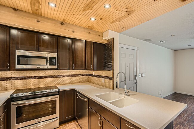 Building Photo - Main level Two Bedroom in Cheyenne Mountai...