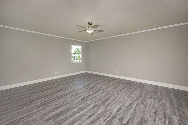 Building Photo - 300 Riomar Dr