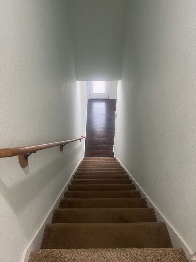 Building Photo - 2 Bed, 2.5 Bath Townhouse - Shawnee, KS