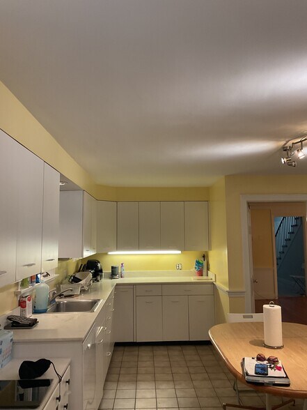 Building Photo - 608 S Pleasant St