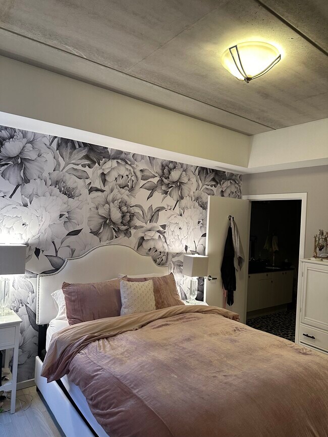 Building Photo - 1422 N La Salle Dr