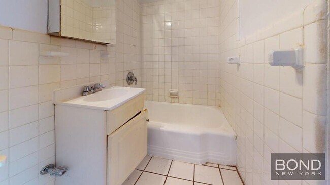 Building Photo - 219 E 76th St