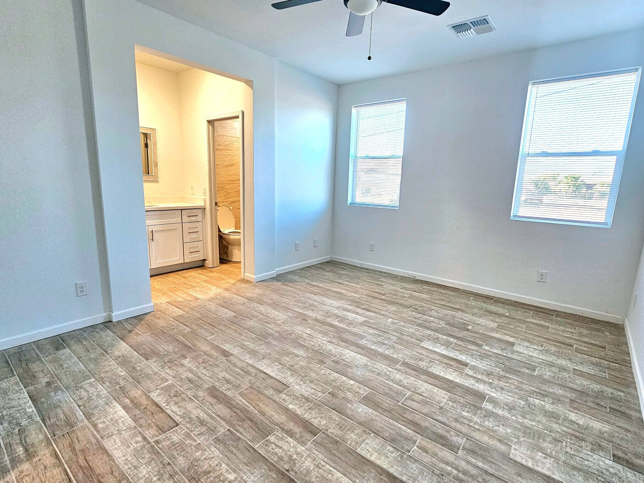 Building Photo - 1112 E 4th St