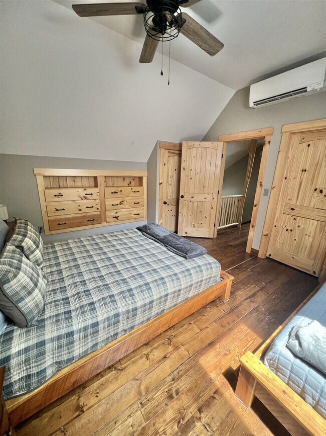 Building Photo - 322 NW River Rd