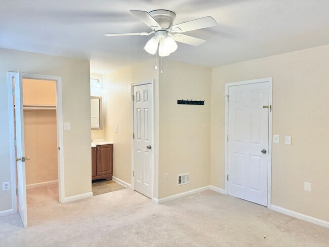 Building Photo - Beautifully updated 3BR/2.5BA townhome in Dale City!