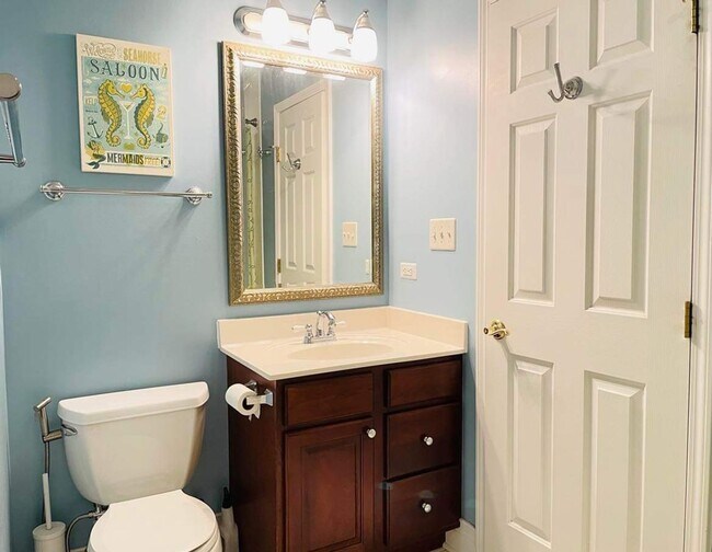 Building Photo - Downtown Elmhurst Gem – 3-Bed Townhome with Balcony, Courtyard & Garage