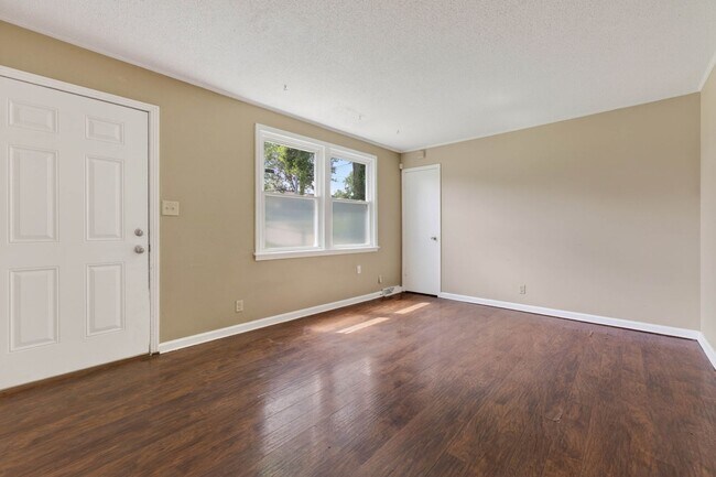 Building Photo - 3 Bedroom Pet Friendly Home For Rent Near Heritage Park!