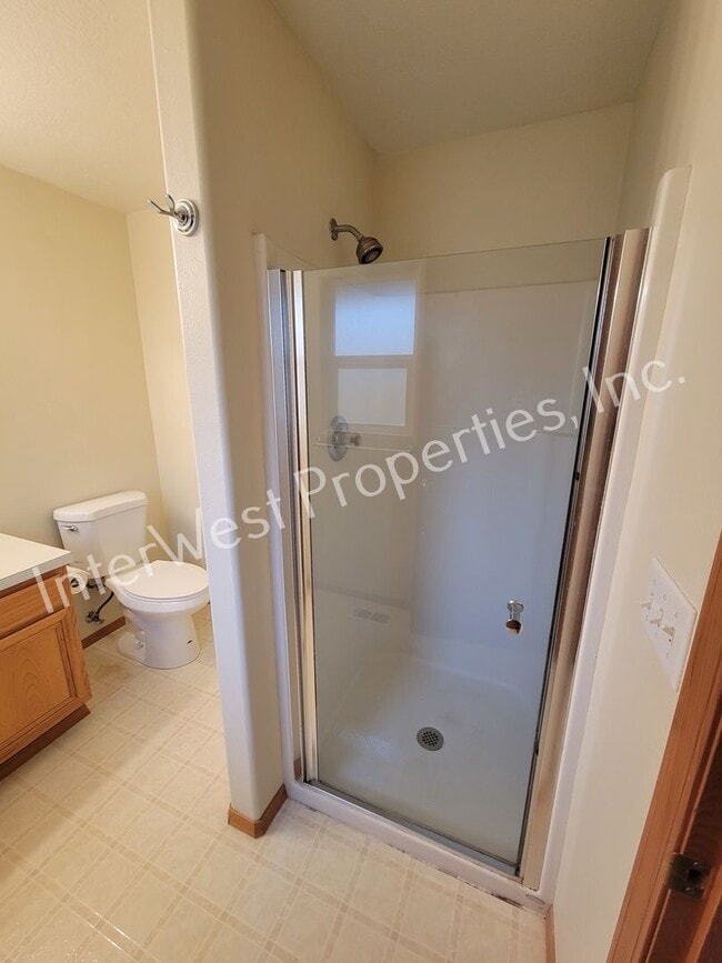 Building Photo - Tigard 3 Bd 2ba Ranch Style Home on Flag L...